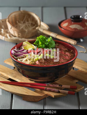 Rindfleisch-Ramen. Würzige Fleischbrühe mit Rindfleisch und Nudeln. Japanisches Essen Stockfoto