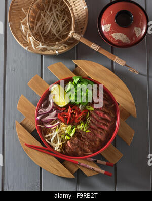 Rindfleisch-Ramen. Würzige Fleischbrühe mit Rindfleisch und Nudeln. Japanisches Essen Stockfoto