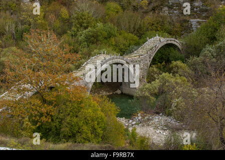 Die drei Bögen Bridge Plakidas, erbaut 1814; in der Nähe von Kipi, Zagori, Epirus Stockfoto