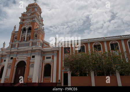 Vorderseite des rose Latino Xalteva Kathedrale unter blauem Himmel in Granada Stockfoto