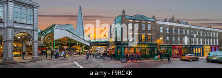 Weihnachten auf dem Borough Market, London, Großbritannien. Das Shard-Gebäude überragt den berühmten Londoner Markt und die Park Street. Zentrum ist das Market Porter Pub, das in das ‘Third Hand Book Emporium’ in ‘Harry Potter und der Prizoner von Azkaban’ I umgewandelt wurde Stockfoto