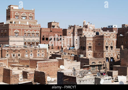 Jemen: Die Skyline der Altstadt von Sana'a, die älteste ununterbrochen bewohnt und besiedelten Stadt der Welt, Unesco Weltkulturerbe Stockfoto