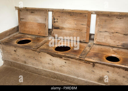 Großbritannien, England, Worcestershire, Bromsgrove, Avoncroft Museum, Missionskirche, 3 Sitzer eingeweiht Stockfoto