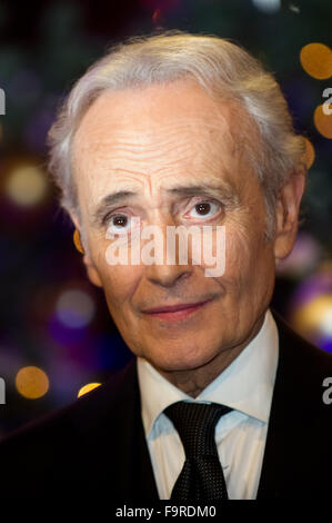 Berlin, Deutschland. 17. Dezember 2015. Host José Carreras steht auf der Bühne im Hotel Estrel in Berlin, Deutschland, 17. Dezember 2015. Der 21. José Carreras Gala fand in Berlin statt. Foto: Klaus-Dietmar Gabbert/Dpa/Alamy Live News Stockfoto