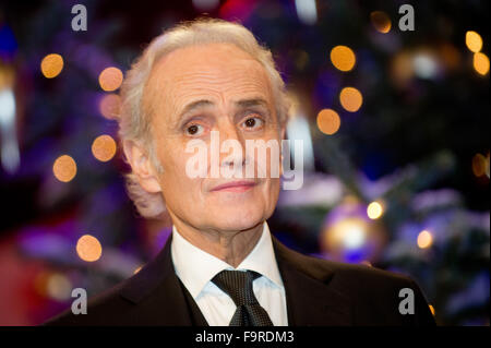 Berlin, Deutschland. 17. Dezember 2015. Host José Carreras steht auf der Bühne im Hotel Estrel in Berlin, Deutschland, 17. Dezember 2015. Der 21. José Carreras Gala fand in Berlin statt. Foto: Klaus-Dietmar Gabbert/Dpa/Alamy Live News Stockfoto