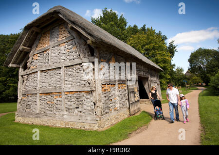 Großbritannien, England, Worcestershire, Bromsgrove, Avoncroft Museum, jungen Familie in strohgedeckten Dreschen Scheune, von Cholstrey, in der Nähe von Leomins Stockfoto