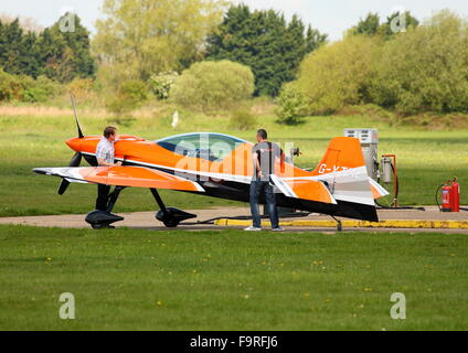 XtremeAir Sbach 342 an White Waltham Flugfeld betankt werden Stockfoto