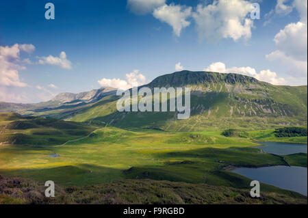 Die ruhigen Freiflächen des Gebirges Cader Idris mit nahe gelegenen Cregennan Seen geteilt durch Trockenmauern. Stockfoto