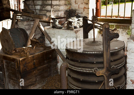 Großbritannien, England, Worcestershire, Bromsgrove, Avoncroft Museum, Jones & Lloyd Ltd Kettengeschäft von Cradley, Interieur, Faltenbalg Stockfoto