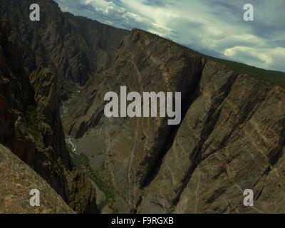 Die bemalten Wand im Black Canyon des Gunnison River. Dies ist vom Südrand einer der steilsten Klippen in den USA. Stockfoto