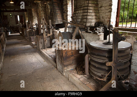 Großbritannien, England, Worcestershire, Bromsgrove, Avoncroft Museum, Jones & Lloyd Ltd Kettengeschäft von Cradley, Innenraum Stockfoto