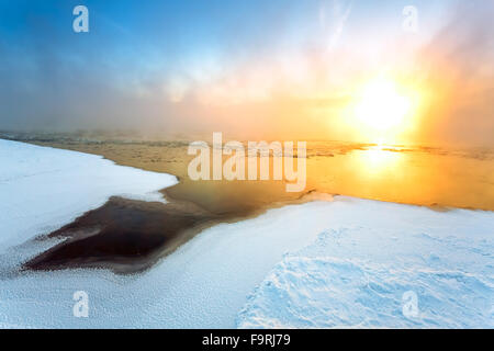 Nebel über dem Fluss im winter Stockfoto