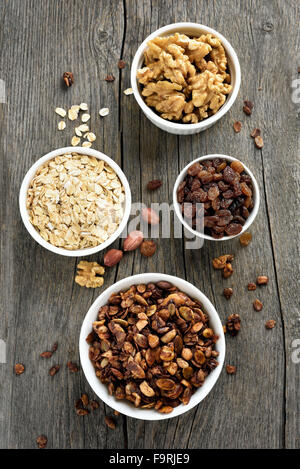 Müsli und Zutaten auf hölzernen Hintergrund, Ansicht von oben Stockfoto