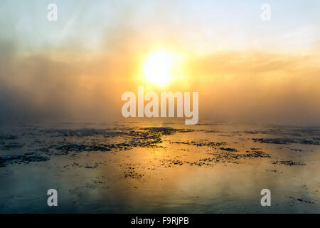 Nebel über dem Fluss im winter Stockfoto