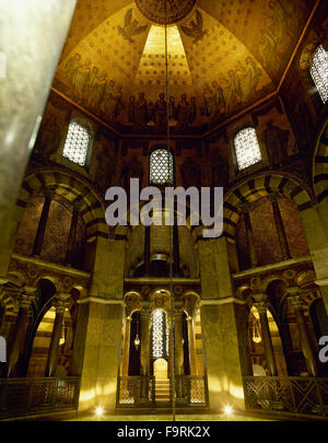 Carlolingian Kunst.  Deutschland. Aachener Dom. Pfalzkapelle von Odo von Metz (742-814) entworfen. Es wurde 790 begonnen und im Jahr 805 durch Papst Leo III. geweiht. Es hat eine achteckige Anlage von einer Kuppel bedeckt. Innenansicht. Stockfoto