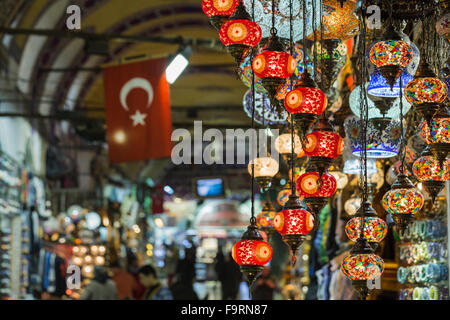 Verschiedene alte Lampen auf dem großen Basar in Istanbul Stockfoto