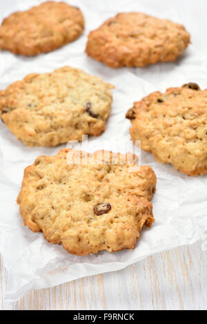 Hafer Cookies auf Backpapier weiß Stockfoto