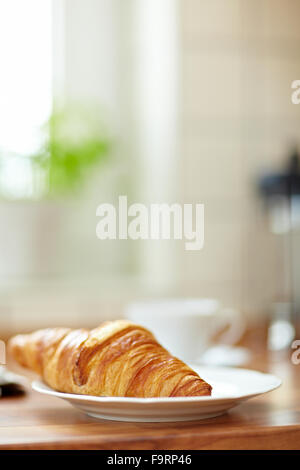 Leckere Croissants am Morgen auf einer Küchenarbeitsplatte Stockfoto