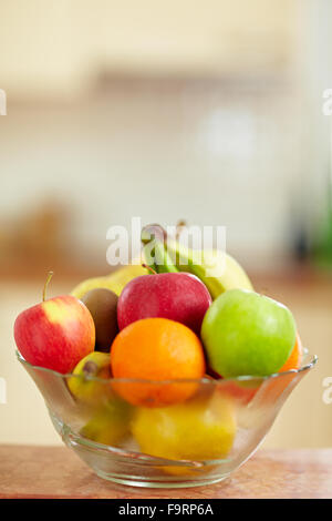 Frisches Obst in einer Schüssel stehen in der Küche Stockfoto