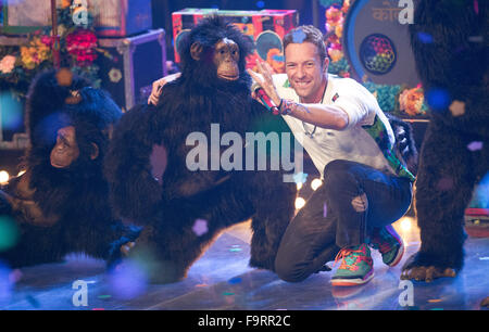 Berlin, Deutschland. 17. Dezember 2015. Sänger Chris Martin von der Band stellt Coldplay auf der Bühne im Finale der TV-Show "The Voice of Germany" in Berlin, Deutschland, 17. Dezember 2015. Foto: Jörg Carstensen/Dpa/Alamy Live News Stockfoto