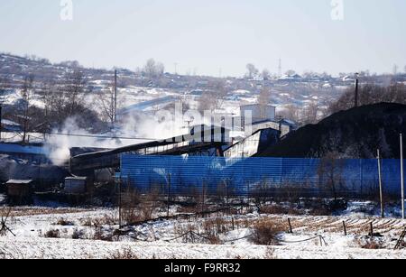 Hegang, Chinas Provinz Heilongjiang. 18. Dezember 2015. Die Welle des Xiangyang Coal Mine rülpst, Gase in Hegang, Nordost-China Provinz Heilongjiang, 18. Dezember 2015. Die 19 Bergleute gefangen in einer Kohlengrube, die nach einer Explosion im Nordosten China haben keine Chance zu überleben aufgrund hoher Mengen an giftigen Gasen und hohen Temperaturen, das Rettungsteam sagte am Freitag. Sicherheits-Experten haben vorgeschlagen, dass der Mund des Bergwerks verschlossen werden, so dass Inertgase gepumpt werden kann, in den Schacht um die Flammen zu löschen. Bildnachweis: Wang Jianwei/Xinhua/Alamy Live-Nachrichten Stockfoto