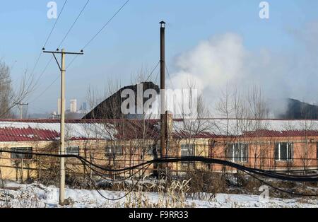 Hegang, Chinas Provinz Heilongjiang. 18. Dezember 2015. Die Welle des Xiangyang Coal Mine rülpst, Gase in Hegang, Nordost-China Provinz Heilongjiang, 18. Dezember 2015. Die 19 Bergleute gefangen in einer Kohlengrube, die nach einer Explosion im Nordosten China haben keine Chance zu überleben aufgrund hoher Mengen an giftigen Gasen und hohen Temperaturen, das Rettungsteam sagte am Freitag. Sicherheits-Experten haben vorgeschlagen, dass der Mund des Bergwerks verschlossen werden, so dass Inertgase gepumpt werden kann, in den Schacht um die Flammen zu löschen. Bildnachweis: Wang Jianwei/Xinhua/Alamy Live-Nachrichten Stockfoto