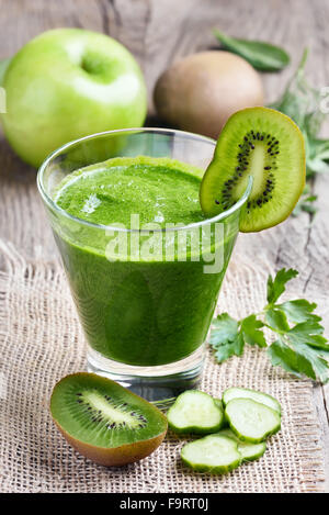 Grüner Smoothie Kiwi, Gurke, Apfel auf rustikalen Tisch Stockfoto