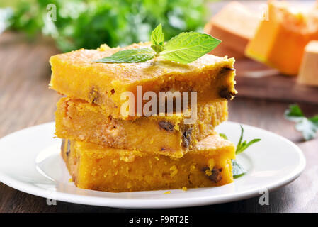 Kürbiskuchen mit Nüssen auf weißen Teller geschnitten Stockfoto