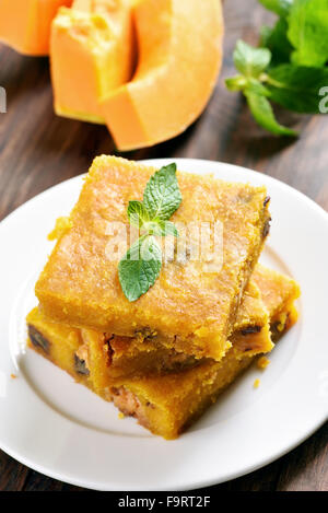 Kürbiskuchen mit Nüssen auf weißen Teller Stockfoto