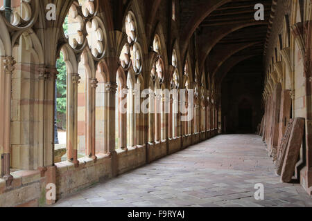 Kreuzgang-Galerien. Kirche St. Peter und St. Paul. Wissembourg. Stockfoto