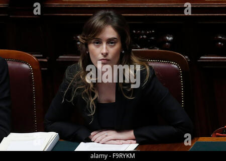 Rom, Italien. 18. Dezember 2015. Minister für die Einheitstexts Reformen Maria Elena Boschi Rom 18. Dezember 2015. Abgeordnetenkammer. Mißtrauensvotum in der italienische Minister für Reformen, wegen des Skandals der 4 Banken gerettet von der Regierung (Vater des Ministers war Vizepräsident eines von ihnen) Credit: Insidefoto/Alamy Live News Stockfoto