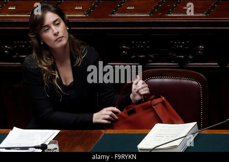 Rom, Italien. 18. Dezember 2015. Minister für die Einheitstexts Reformen Maria Elena Boschi Rom 18. Dezember 2015. Abgeordnetenkammer. Mißtrauensvotum in der italienische Minister für Reformen, wegen des Skandals der 4 Banken gerettet von der Regierung (Vater des Ministers war Vizepräsident eines von ihnen) Credit: Insidefoto/Alamy Live News Stockfoto