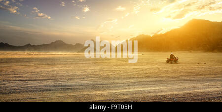 Sandy-Feld in der Wüste von Ägypten bei Sonnenuntergang Stockfoto