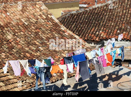 Kleidung hängen zum Trocknen auf einem Dach, Trinidad, Kuba Stockfoto