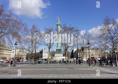 Die Juli-Spalte (Französisch: Colonne de Juillet) ist eine monumentale Spalte in Paris zum Gedenken an die Revolution von 1830. Es befindet sich in Stockfoto