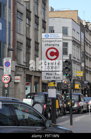 Anmelden beim Start der Maut in London Stockfoto