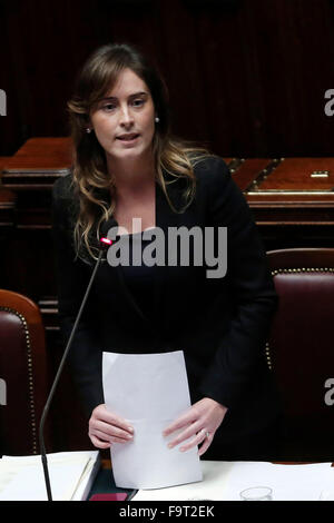 Rom, Italien. 18. Dezember 2015. Minister für die Einheitstexts Reformen Maria Elena Boschi Rom 18. Dezember 2015. Abgeordnetenkammer. Mißtrauensvotum in der italienische Minister für Reformen, wegen des Skandals der 4 Banken gerettet von der Regierung (Vater des Ministers war Vizepräsident eines von ihnen) Credit: Insidefoto/Alamy Live News Stockfoto