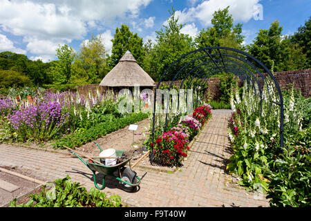 Eine Metall Pergola gepflanzt mit Sweet Williams und Fingerhut in den Gemüsegarten an der RHS Rosemoor, North Devon, England, UK Stockfoto