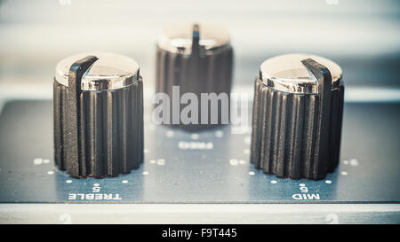 Details eines alten aber modern, staubig und gebrauchte Gitarrenpedal, Fokus auf Tasten und Eq-Marken. Stockfoto