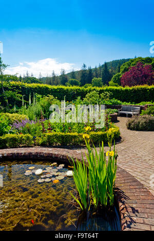 Die kreisförmige Zierteich im Garten Potager (eine kombinierte Blumen- und Gemüsegarten) bei RHS Rosemoor, Devon, England, UK Stockfoto