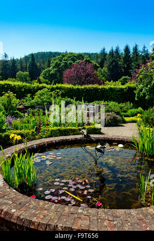 Die kreisförmige Zierteich im Garten Potager (eine kombinierte Blumen- und Gemüsegarten) bei RHS Rosemoor, Devon, England, UK Stockfoto