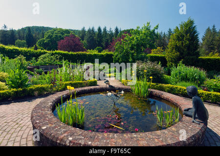 Die kreisförmige Zierteich im Garten Potager (eine kombinierte Blume & Gemüsegarten) bei RHS Rosemoor, Devon, England, UK Stockfoto