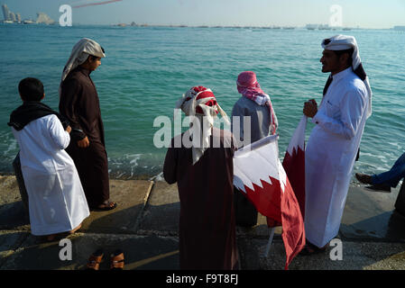 Doha, Katar. 18. Dezember 2015. Tausende von Menschen sammelten sich entlang von Doha, Katar Nationalfeiertag zu feiern Stockfoto