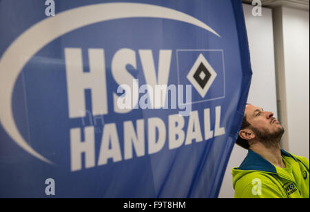 Hamburg, Deutschland. 18. Dezember 2015. Pascal Hens, Kapitän der deutschen Fußball-Bundesliga-Handball-Nationalmannschaft von der HSV auf einer Pressekonferenz in Hamburg, Deutschland, 18. Dezember 2015. Drei Tage nachdem der Insolvenzantrag eingereicht wurde, konnte der vorläufige Insolvenzverwalter Böhm keine konkreten Informationen über die wirtschaftliche Situation des Vereins nicht geben. Foto: CHRISTIAN CHARISIUS/Dpa/Alamy Live News Stockfoto