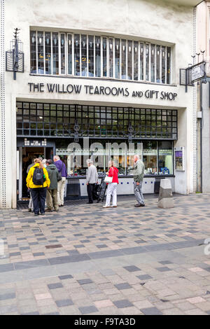 Eine Gruppe von Touristen vor dem ehemaligen Willow Tearooms and Gift Shop in der Sauchiehall Street im Stadtzentrum von Glasgow, Schottland, Großbritannien Stockfoto