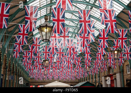 British Union Jack-Flagge Wimpel hängen in großen öffentlichen Raum Stockfoto