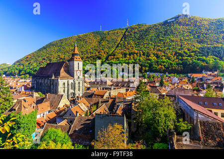 Brasov, Transylvania. Rumänien. Panoramablick auf die Altstadt und Tampa Berg.