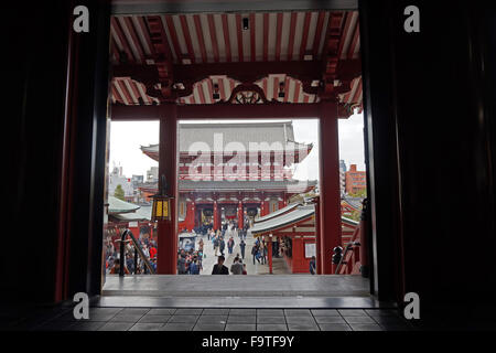 Hozomon Tor gesehen durch die Türen der Main Hall Senso-Ji buddhistische Tempel, Asakusa, Tokio, Japan Stockfoto