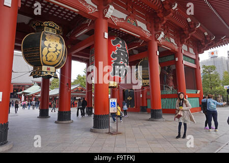 Kaminarimon Tor am buddhistischen Tempel Senso-Ji, Asakusa, Tokio, Japan Stockfoto