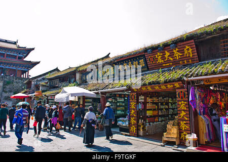DALI alte Stadt East Gate, Stadtmauer der Ming-Dynastie zeichnet sich durch die gepflasterten Gassen und Steinhäusern mit traditionellen Dächern, Yunnan Stockfoto